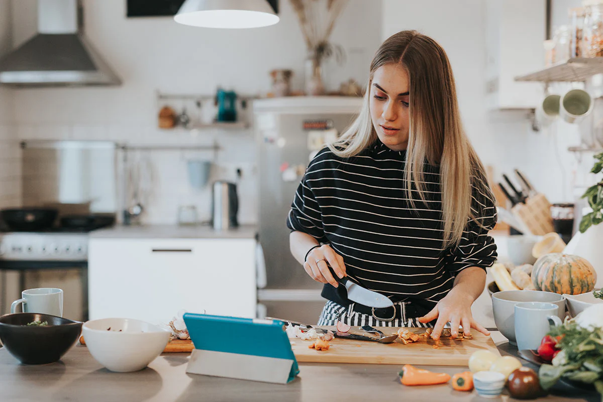 student prepare meals at home